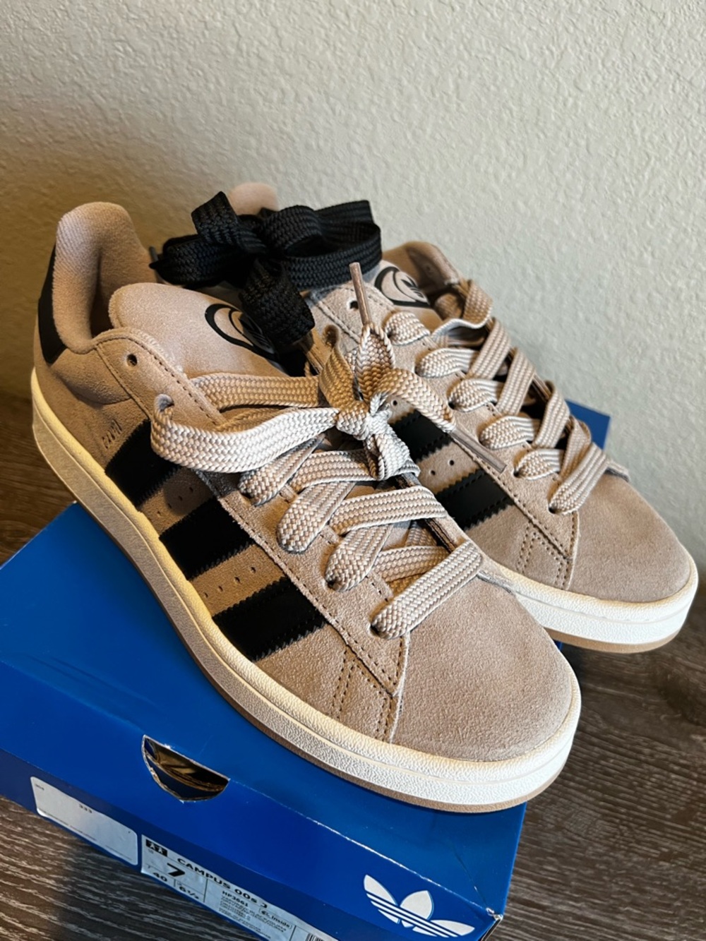 Men's sz 7, women’s sz 8.5 unisex Beige brown Suede Sneakers with Black Stripes